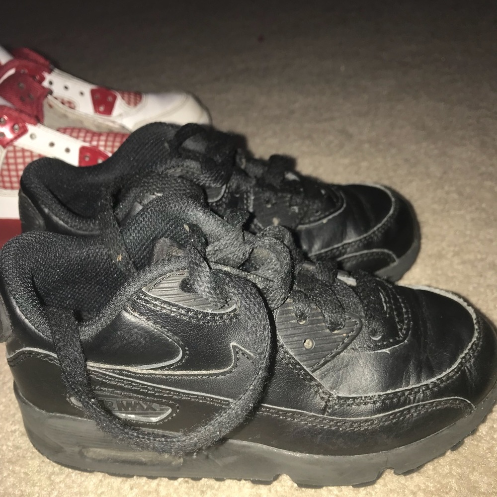 Black Airmaxs